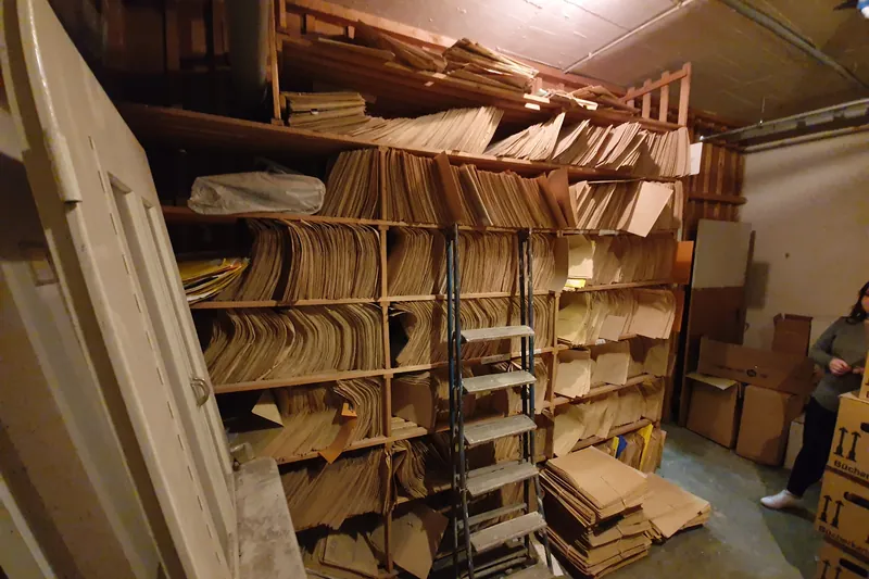 Regale mit gebündelten Akten in einem Archiv