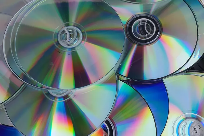 Gestapelte CDs und DVDs für die fachgerechte Entsorgung