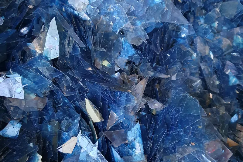Zerkleinerte Röntgenfilme beim Recycling