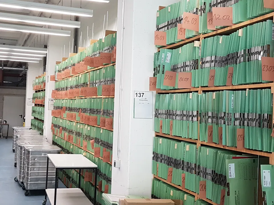 Archivregale mit Aktenordnern für die datenschutzgerechte Vernichtung