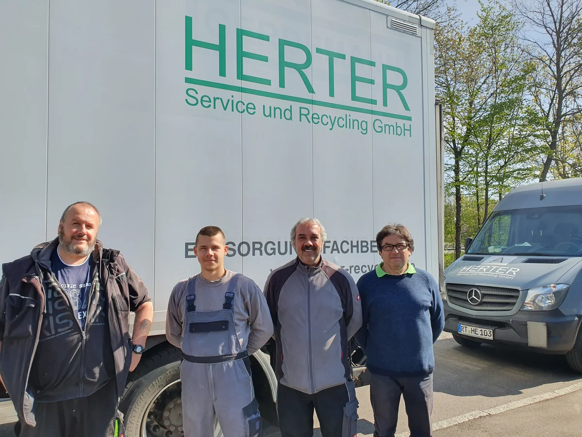 Das Fahrerteam von HERTER vor dem Fuhrpark